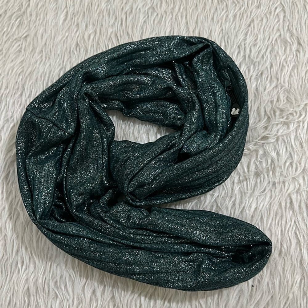 Sholdit green metallic shimmering scarf